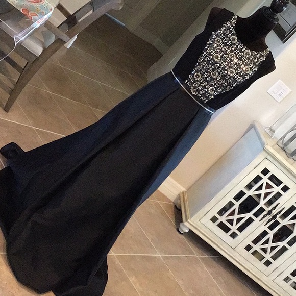 Carmen Marc Valvo back zip gown sleeveless black with silver embellish…